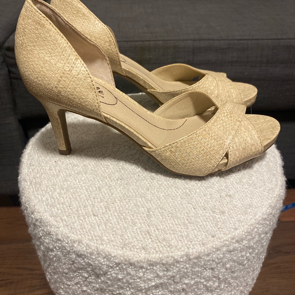 LifesStride Mykonos peep-toe pump in a beige/natural woven fabric - Picture 2 of 6